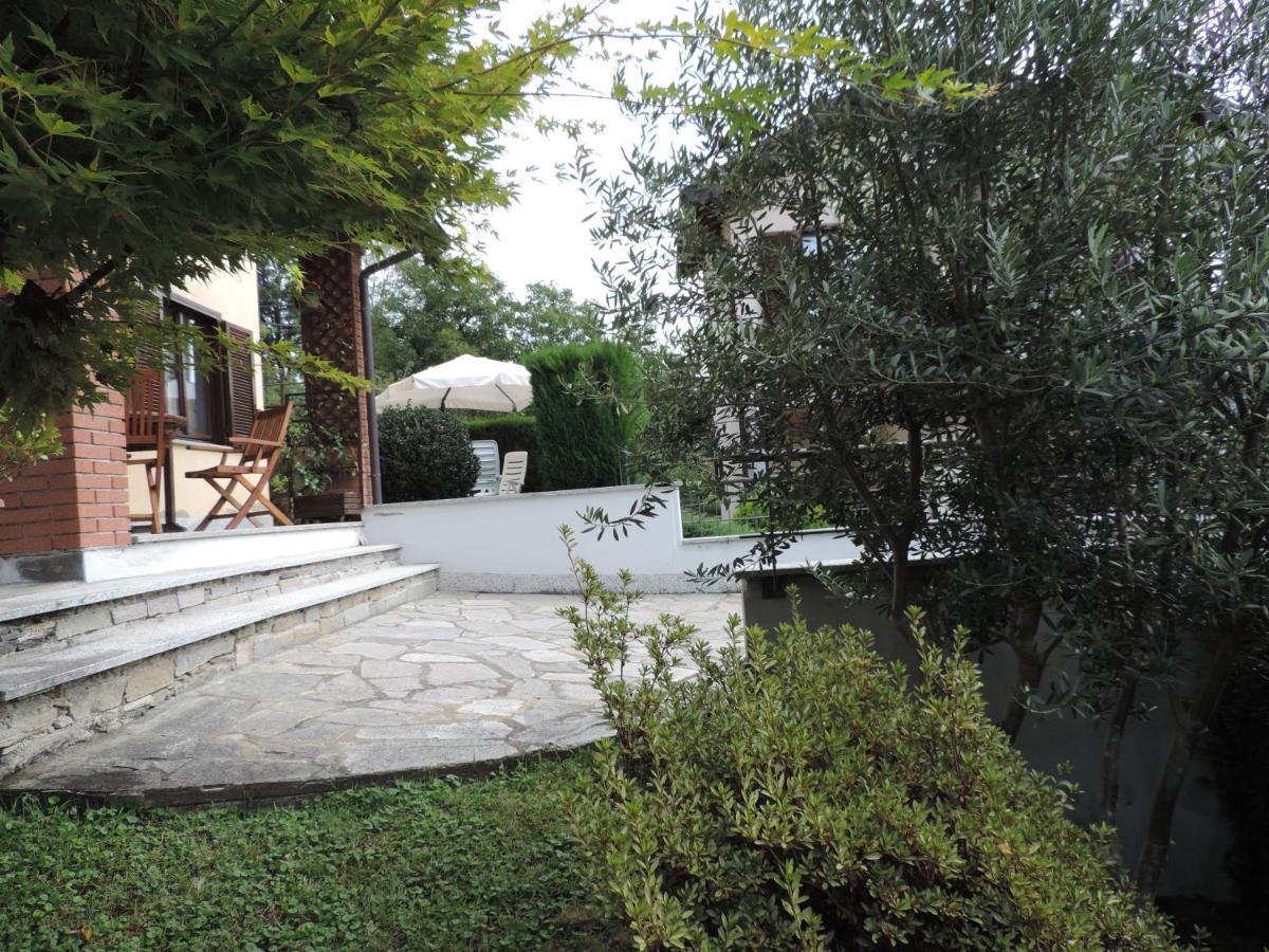 Casa Vacanza Il Glicine Casale Corte Cerro Exteriör bild