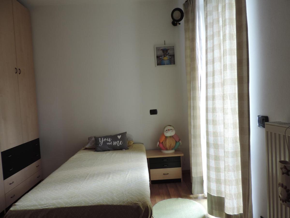 Casa Vacanza Il Glicine Casale Corte Cerro Exteriör bild