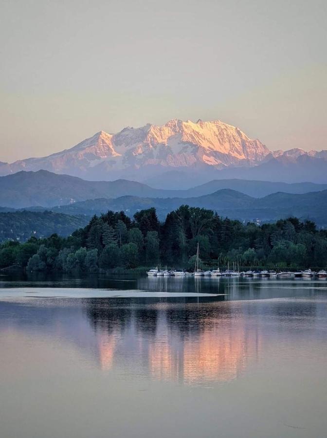 Casa Vacanza Il Glicine Casale Corte Cerro Exteriör bild
