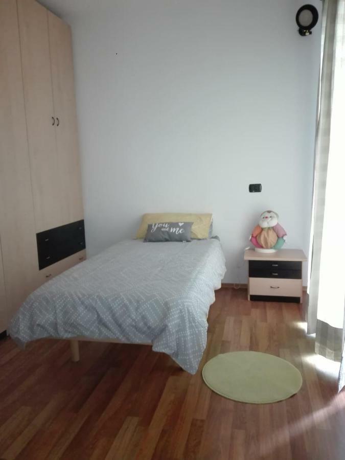 Casa Vacanza Il Glicine Casale Corte Cerro Exteriör bild