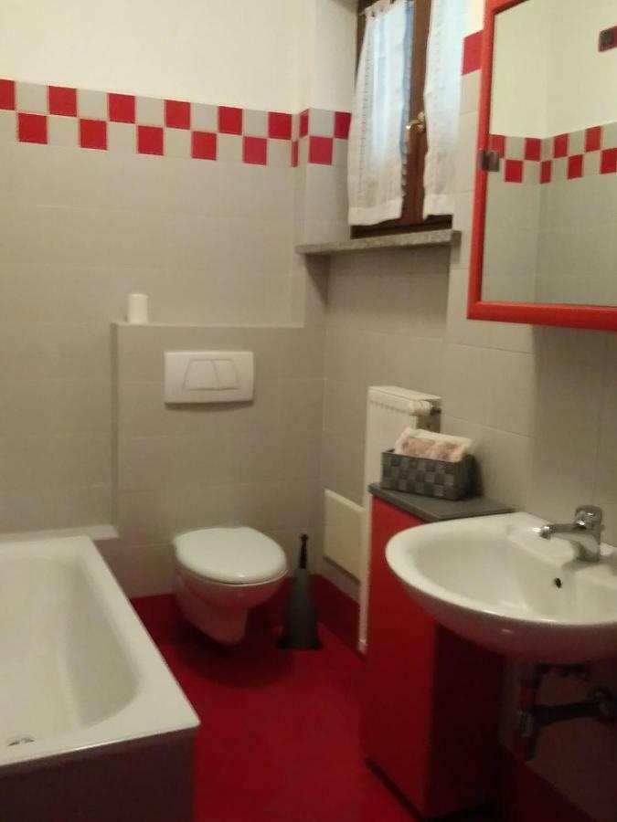 Casa Vacanza Il Glicine Casale Corte Cerro Exteriör bild