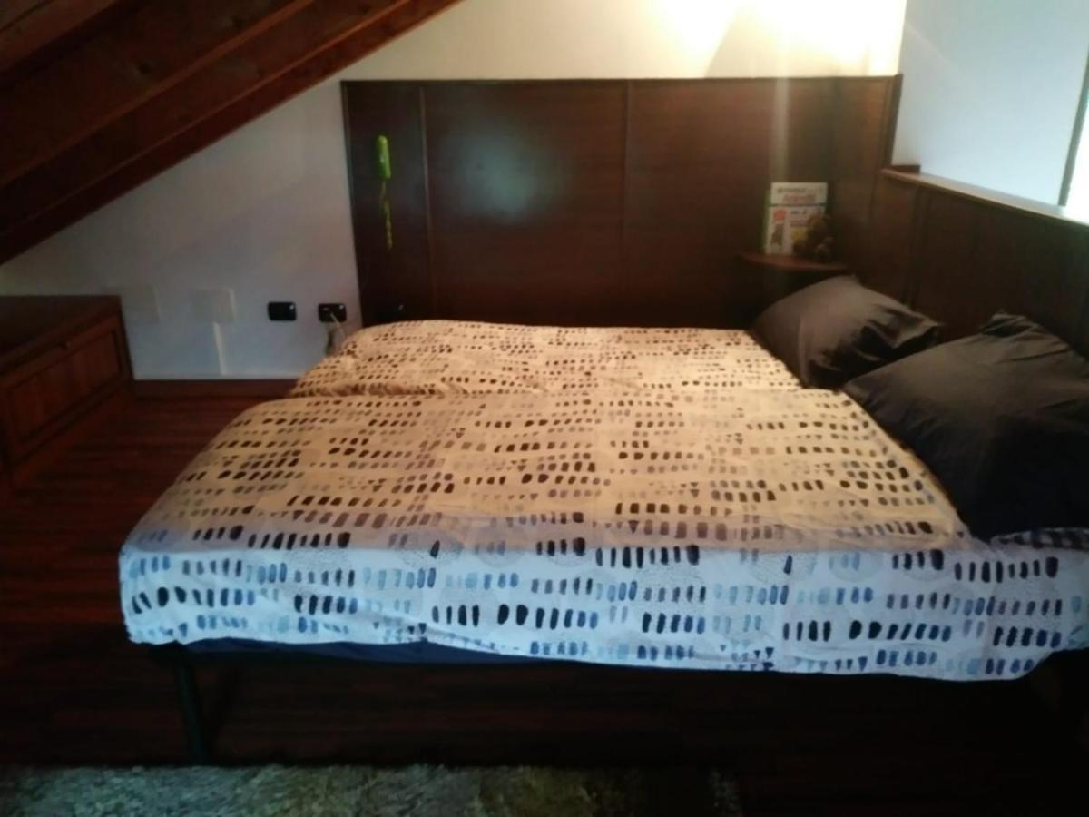 Casa Vacanza Il Glicine Casale Corte Cerro Exteriör bild