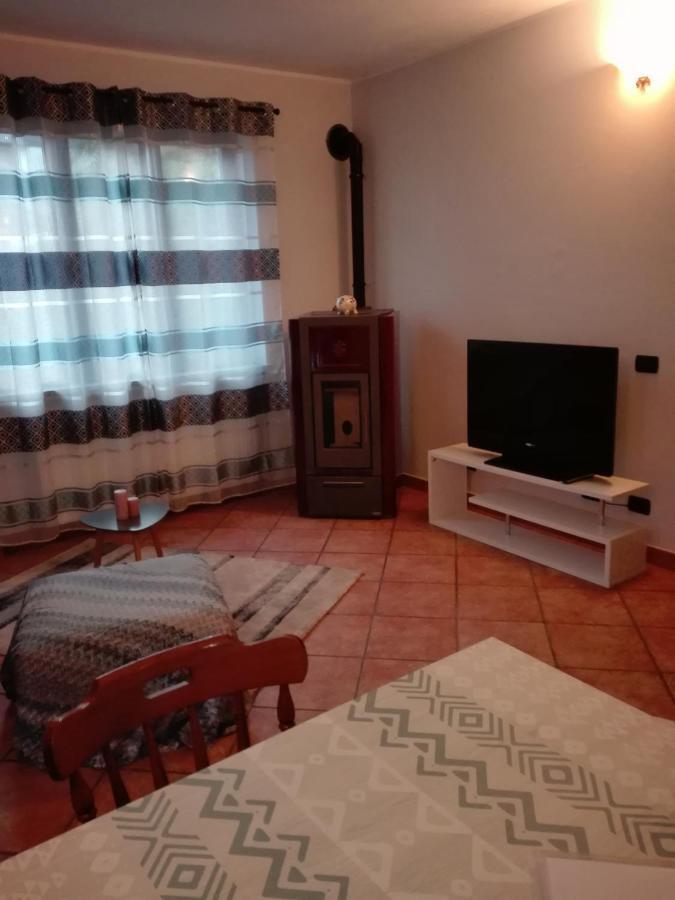 Casa Vacanza Il Glicine Casale Corte Cerro Exteriör bild